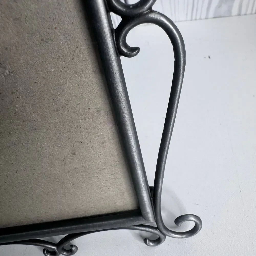 Vtg Ornate Metal Scroll Photo  Frame Easel Stand 5x7” Elegant Cottage Core